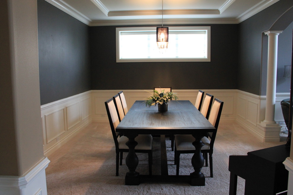 Idées déco pour une salle à manger contemporaine fermée et de taille moyenne avec un mur noir, moquette, aucune cheminée et un sol beige.