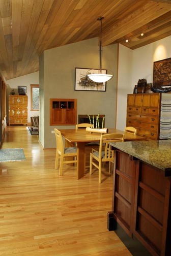 Esempio di una sala da pranzo aperta verso la cucina american style di medie dimensioni con pavimento in legno massello medio e pareti verdi