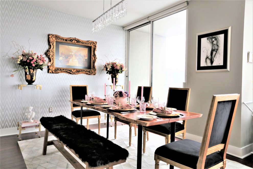 Idée de décoration pour une salle à manger ouverte sur la cuisine bohème de taille moyenne avec un mur gris, parquet foncé, aucune cheminée et un sol marron.