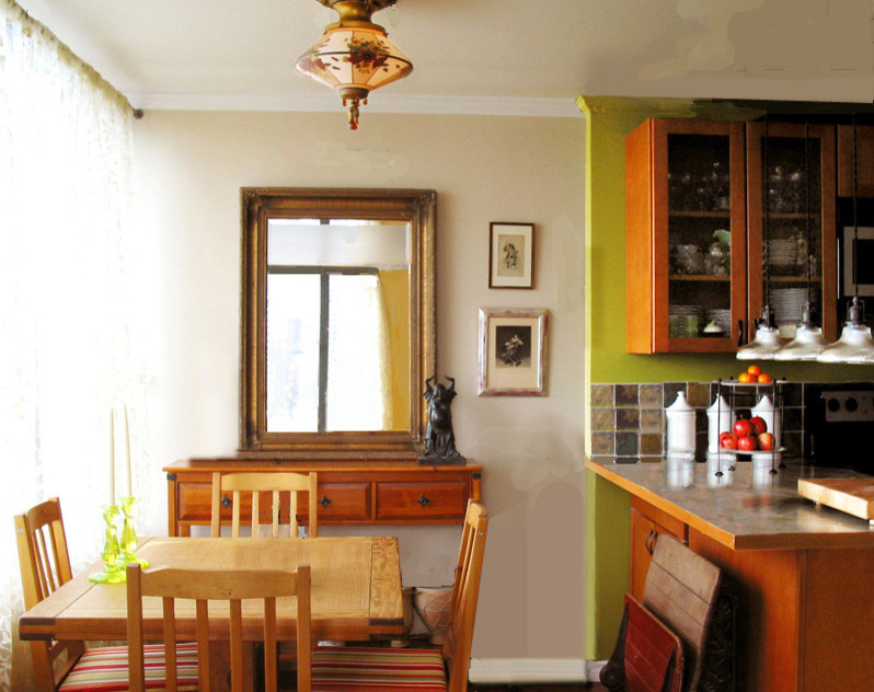 Diseño de comedor de cocina campestre pequeño sin chimenea con paredes beige y suelo de madera en tonos medios