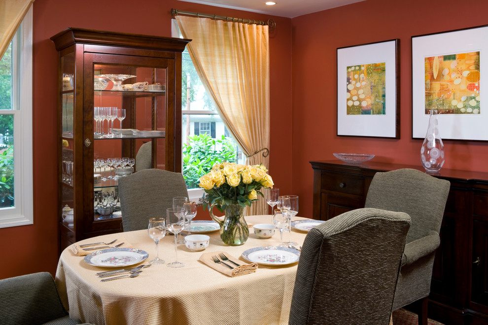 Idées déco pour une petite salle à manger classique avec un mur rouge, un sol en bois brun et aucune cheminée.