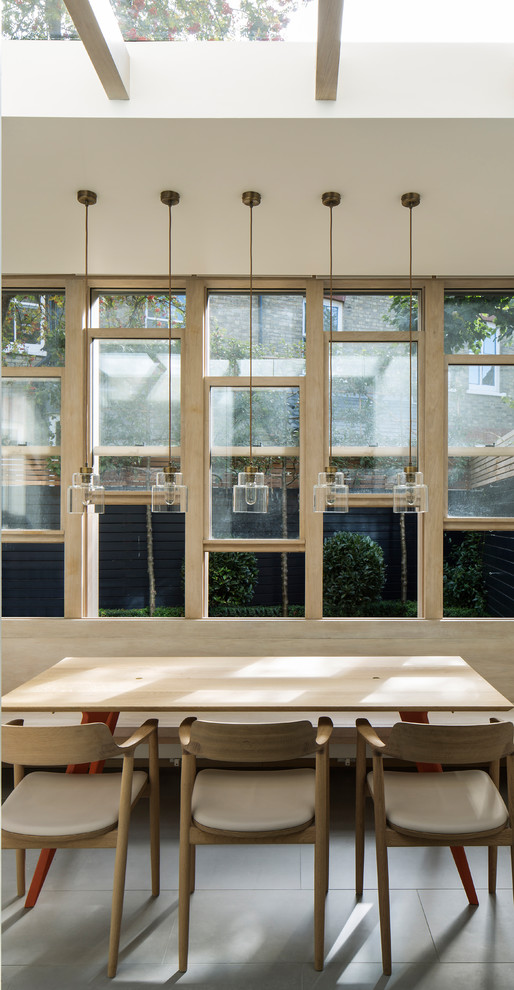 Idee per una piccola sala da pranzo aperta verso la cucina contemporanea con pareti bianche, pavimento in gres porcellanato, nessun camino e pavimento beige