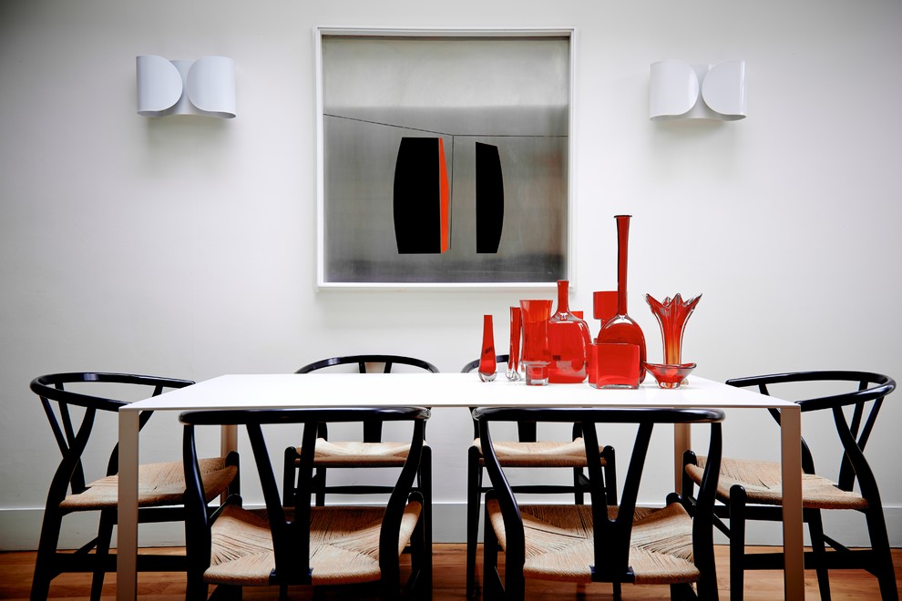 Источник вдохновения для домашнего уюта: столовая в современном стиле с белыми стенами и паркетным полом среднего тона