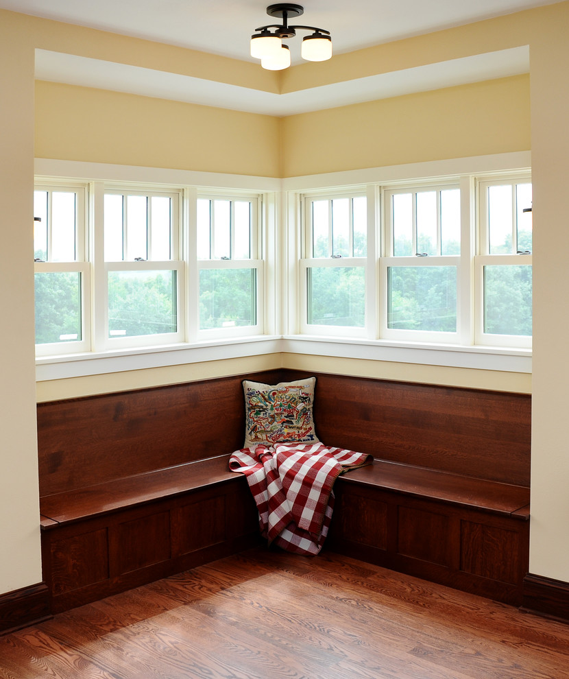 Immagine di una sala da pranzo stile americano con pareti beige, parquet scuro e nessun camino