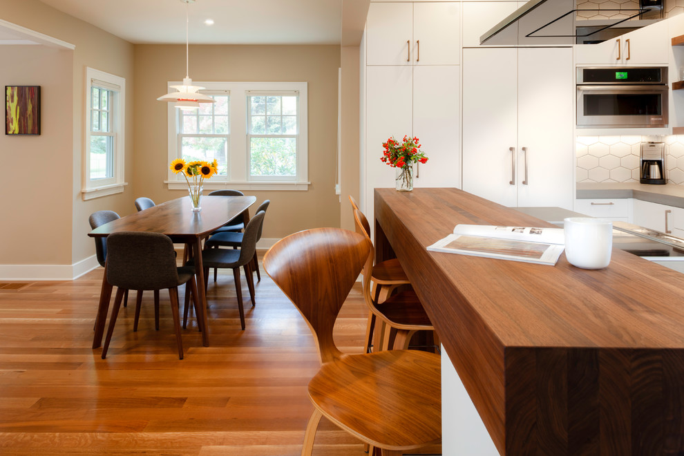Exemple d'une salle à manger ouverte sur la cuisine scandinave de taille moyenne avec un mur beige, un sol en bois brun et un sol marron.
