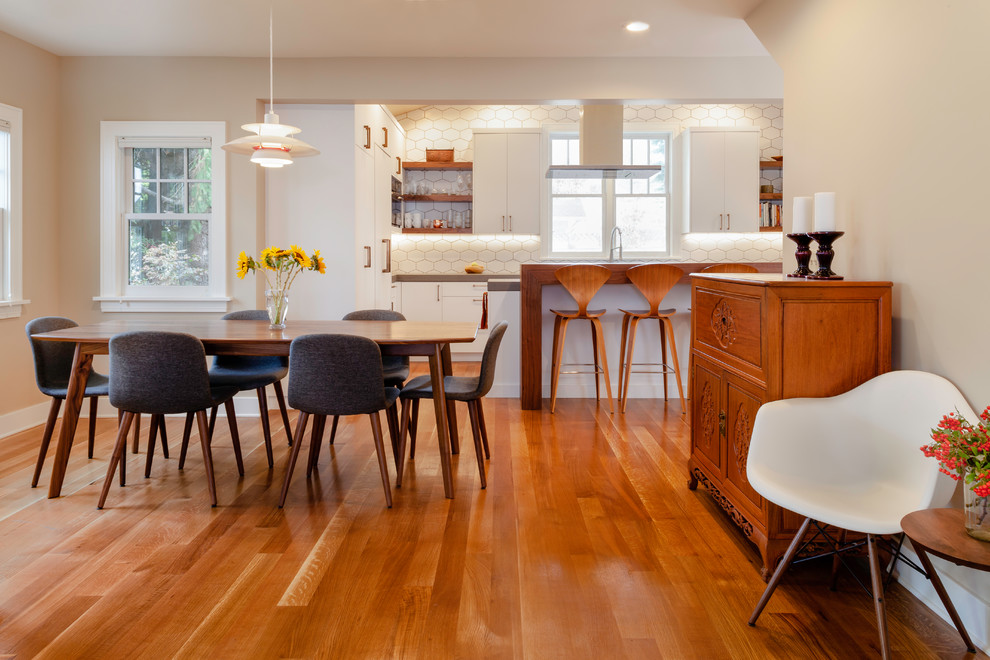 Inspiration pour une salle à manger ouverte sur la cuisine nordique de taille moyenne avec un mur beige, un sol en bois brun et un sol marron.