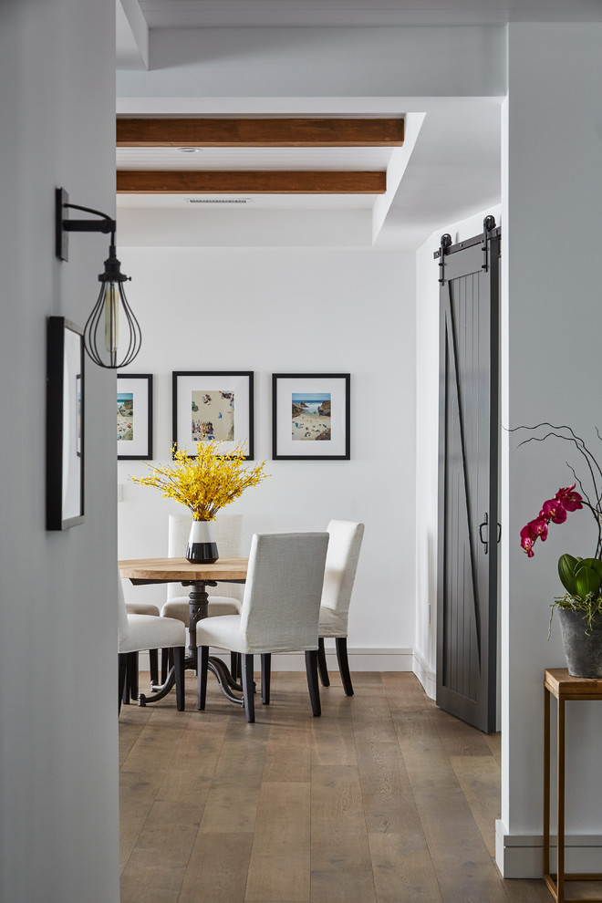 На фото: кухня-столовая среднего размера в современном стиле с серыми стенами и паркетным полом среднего тона