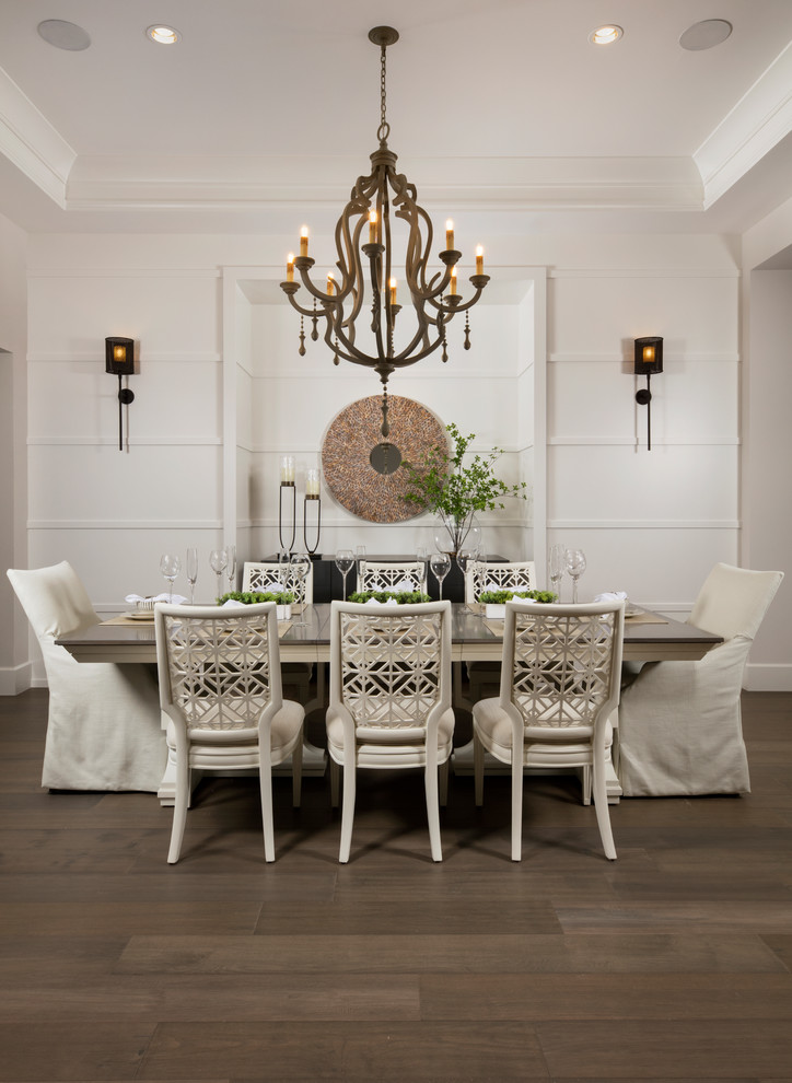 Immagine di una sala da pranzo stile marinaro con pareti bianche, parquet scuro, nessun camino e pavimento marrone