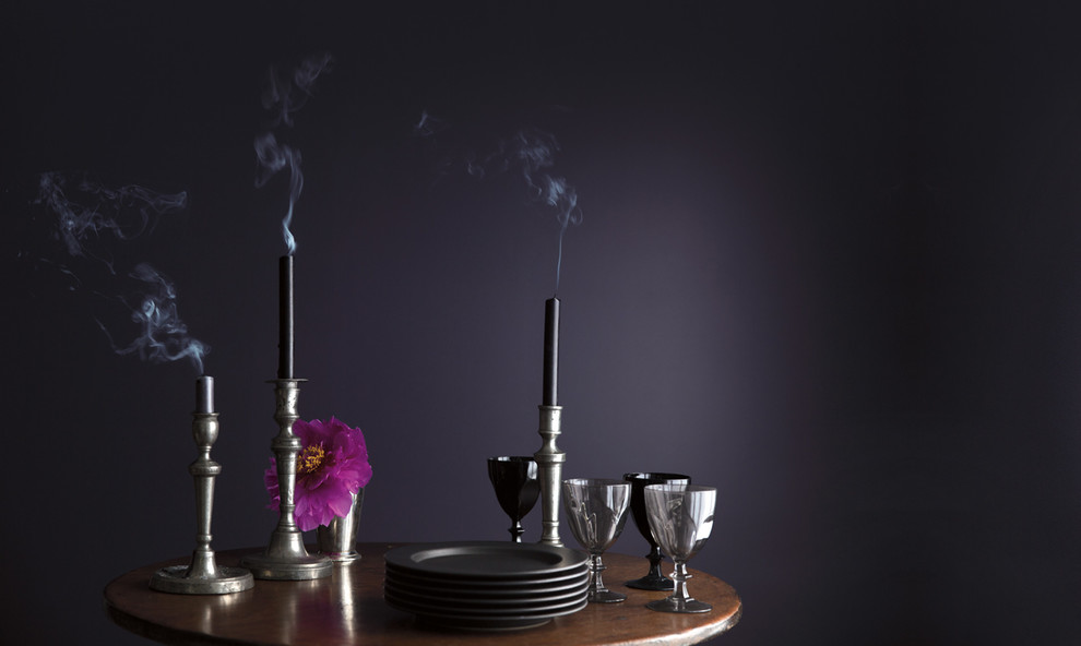 На фото: столовая среднего размера в современном стиле с фиолетовыми стенами