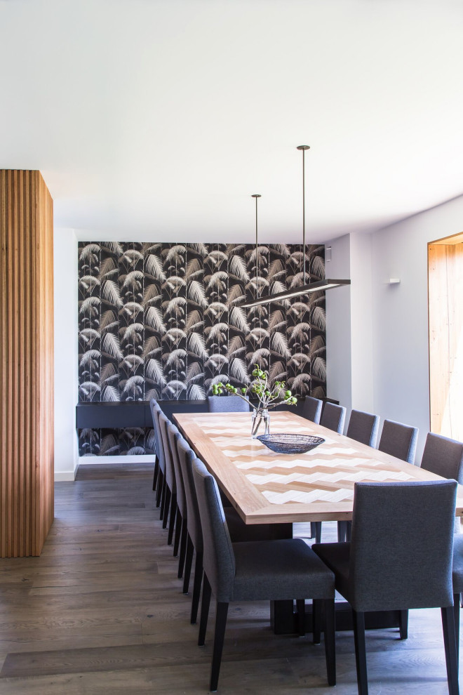 メルボルンにあるラグジュアリーな広いコンテンポラリースタイルのおしゃれなLDK (白い壁、濃色無垢フローリング、グレーの床、壁紙、暖炉なし) の写真