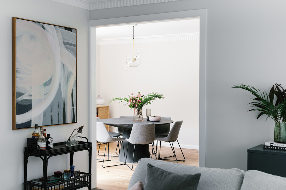 Mittelgroße Moderne Wohnküche mit weißer Wandfarbe und hellem Holzboden in Melbourne