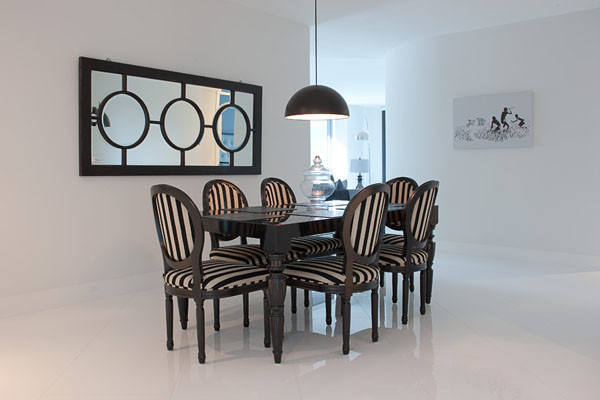 Immagine di una sala da pranzo aperta verso il soggiorno design di medie dimensioni con pareti bianche e pavimento in gres porcellanato