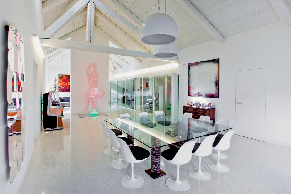 Foto di una grande sala da pranzo aperta verso il soggiorno design con pareti bianche