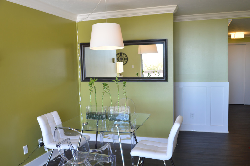 Cette image montre une petite salle à manger ouverte sur le salon asiatique avec un mur vert et un sol en vinyl.