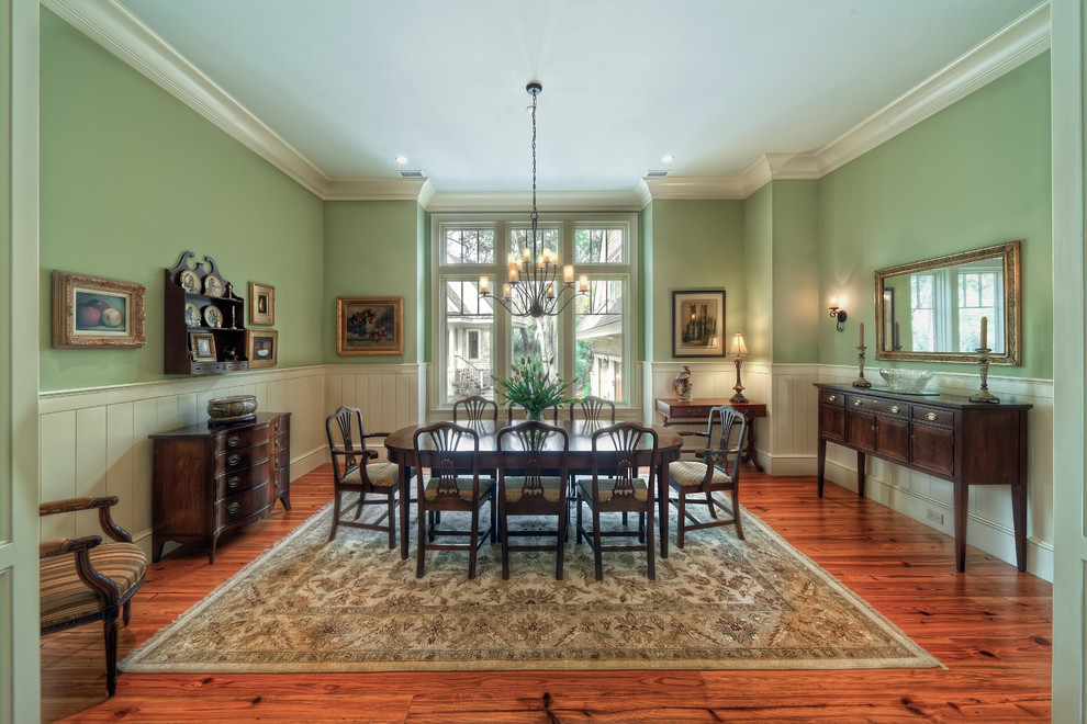 Geschlossenes, Großes Uriges Esszimmer mit grüner Wandfarbe und braunem Holzboden in Charleston