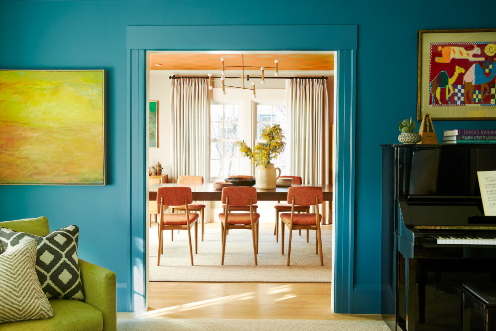 Diseño de comedor vintage de tamaño medio abierto con paredes azules, suelo de madera clara, suelo beige y papel pintado