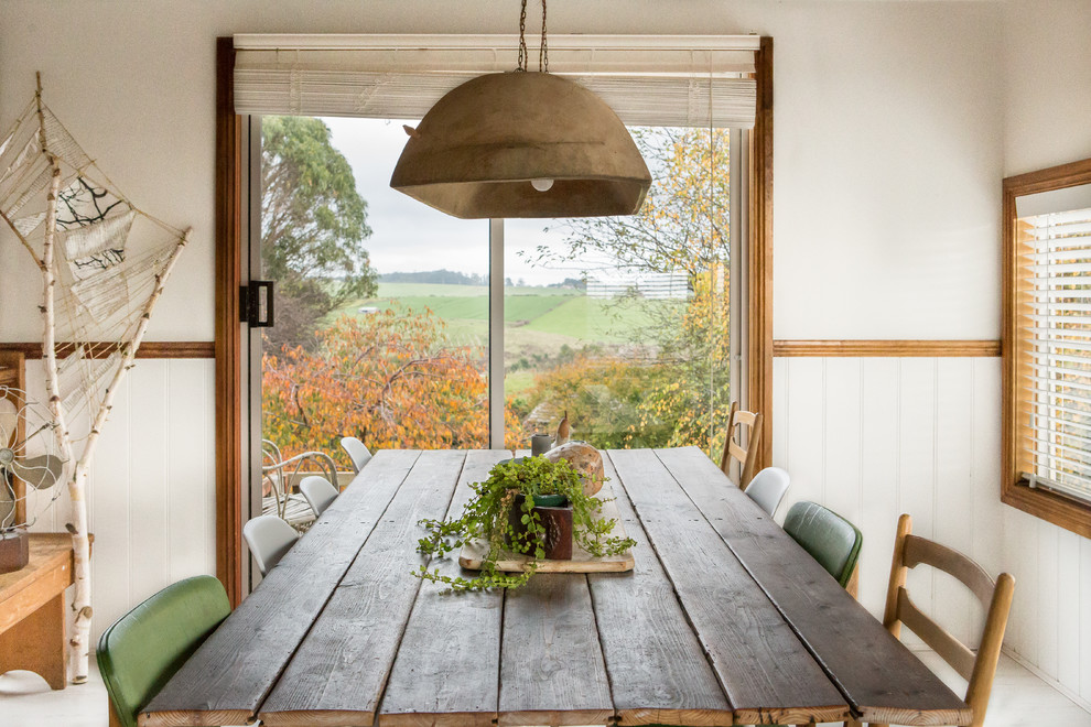 Kleines Landhausstil Esszimmer ohne Kamin mit weißer Wandfarbe und gelbem Boden in Sonstige