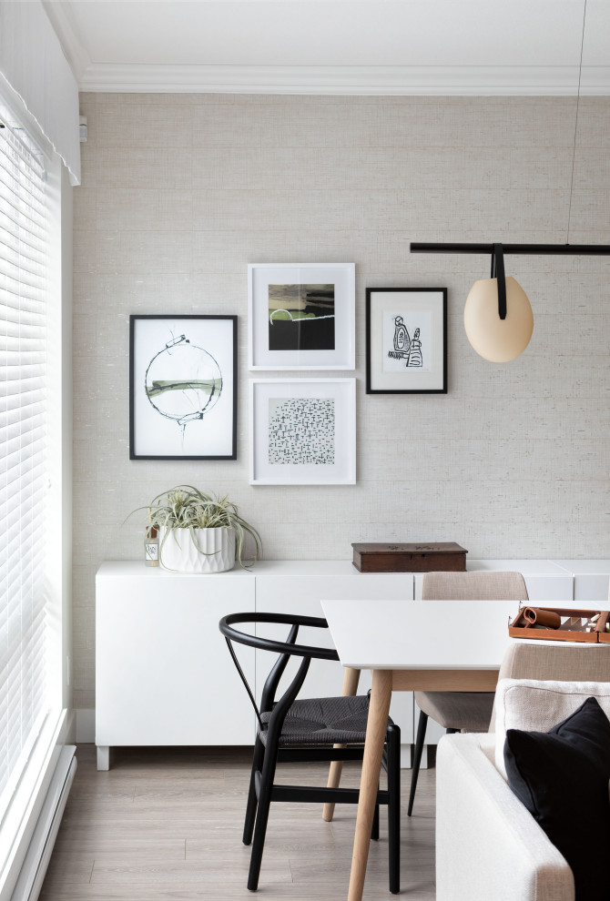 Aménagement d'une salle à manger ouverte sur le salon contemporaine de taille moyenne avec un mur beige, sol en stratifié et un sol marron.
