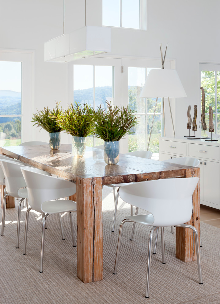 Imagen de comedor de estilo de casa de campo de tamaño medio sin chimenea con paredes blancas y suelo de madera clara