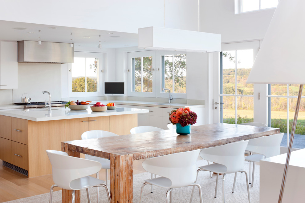 Foto de comedor de cocina de estilo de casa de campo grande sin chimenea con suelo de madera clara y paredes blancas