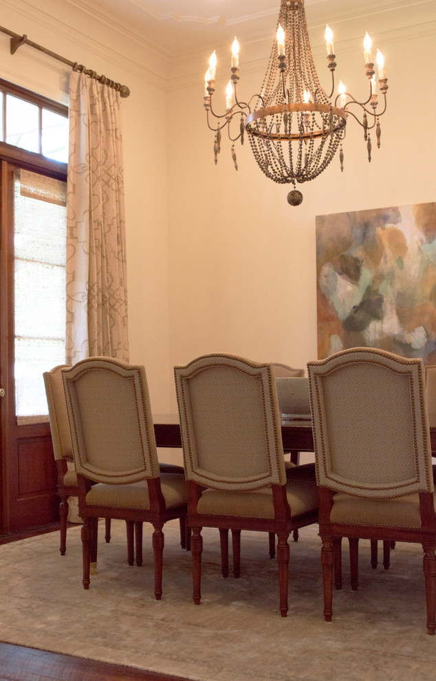 Foto di una sala da pranzo classica chiusa e di medie dimensioni con pareti bianche, parquet scuro e pavimento marrone