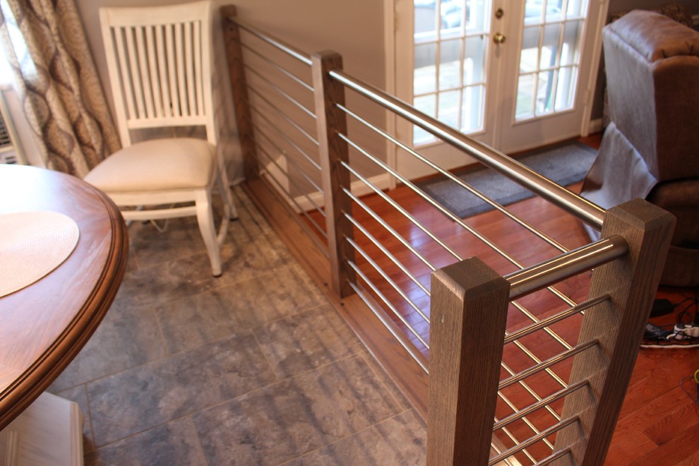 Kleine Moderne Wohnküche ohne Kamin mit beiger Wandfarbe und dunklem Holzboden in Washington, D.C.