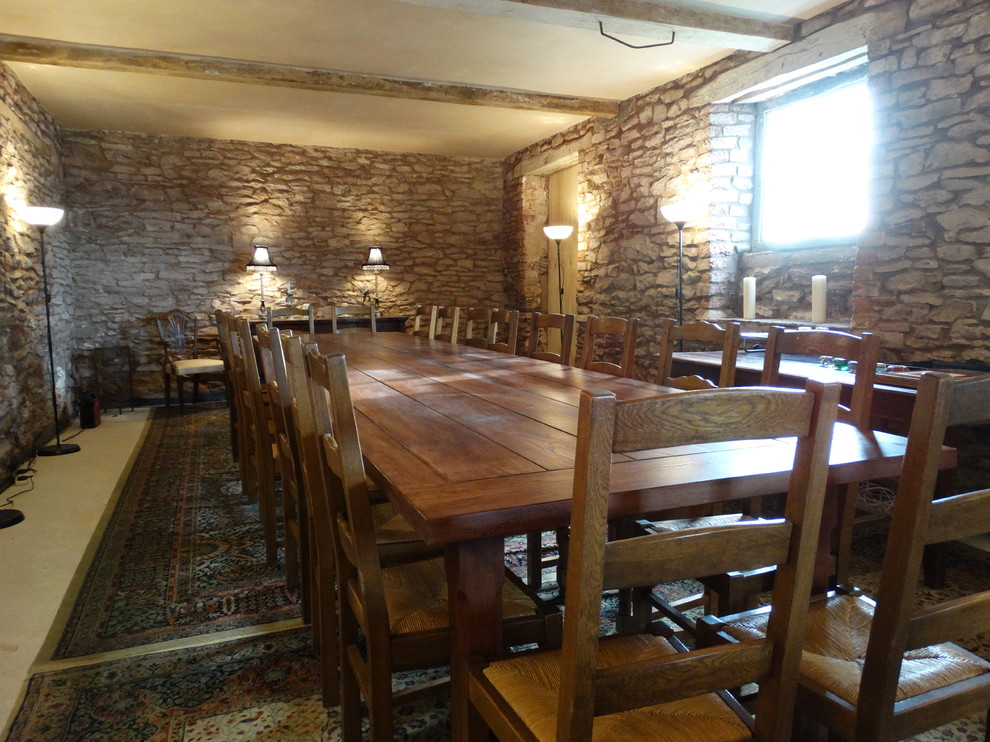Foto de comedor de cocina rural extra grande con paredes grises, moqueta y suelo multicolor