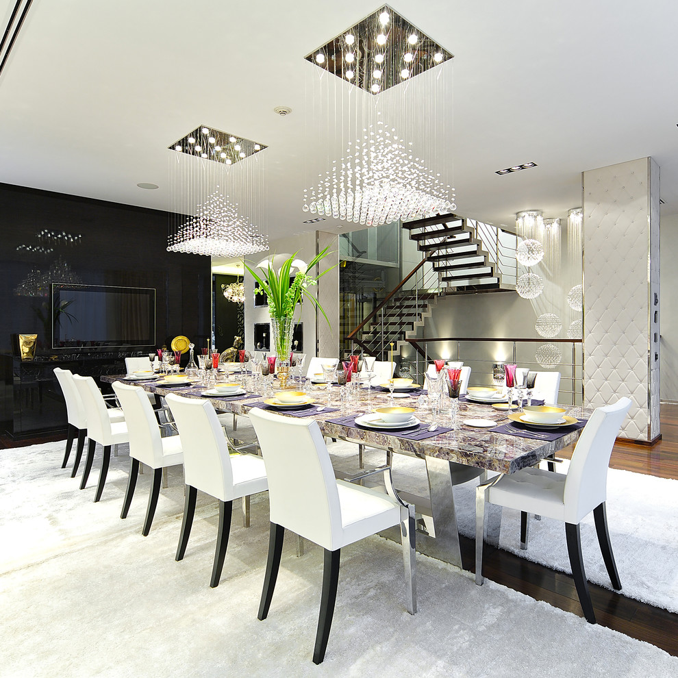 Exemple d'une très grande salle à manger ouverte sur la cuisine tendance avec un mur beige et parquet foncé.