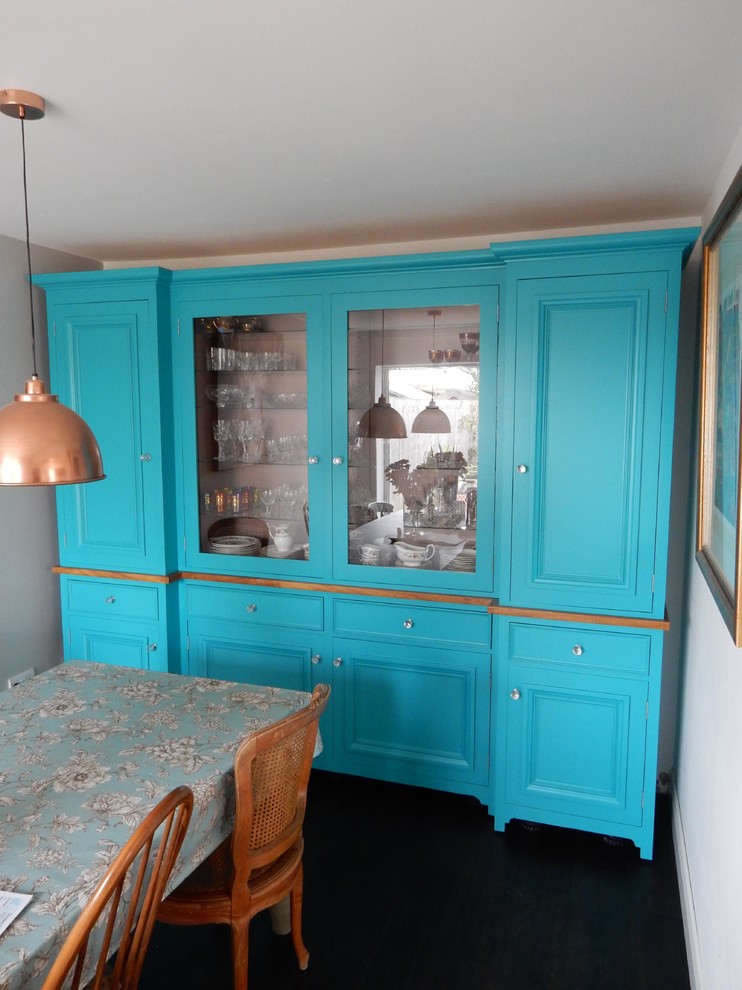 Foto de comedor de cocina bohemio grande con paredes azules