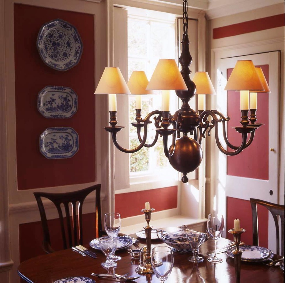 Источник вдохновения для домашнего уюта: большая кухня-столовая в современном стиле с розовыми стенами, темным паркетным полом и коричневым полом