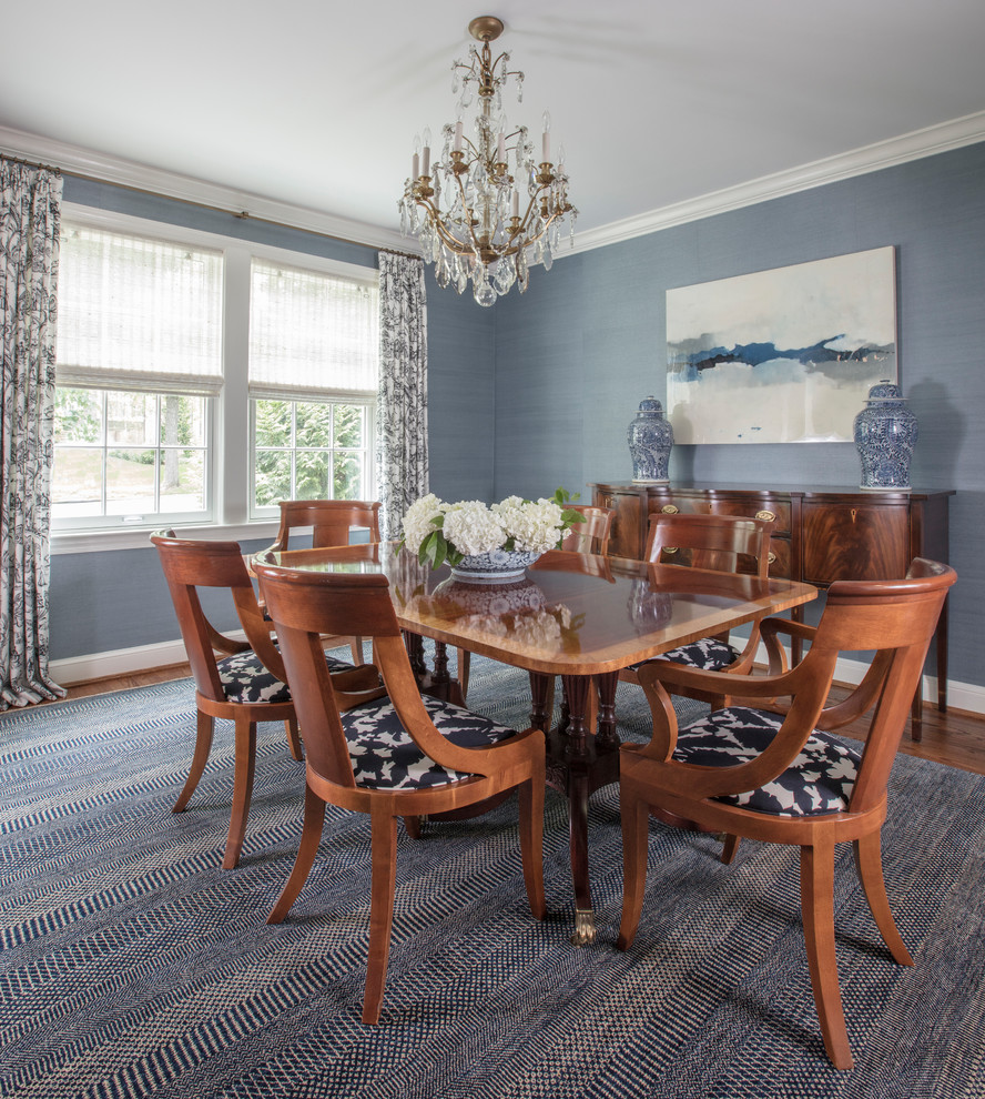 Diseño de comedor clásico con paredes azules, suelo de madera en tonos medios y cortinas