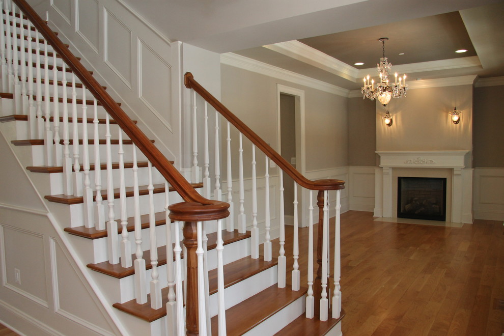 Große Klassische Wohnküche mit beiger Wandfarbe, braunem Holzboden, Kamin und Kaminumrandung aus Holz in Washington, D.C.