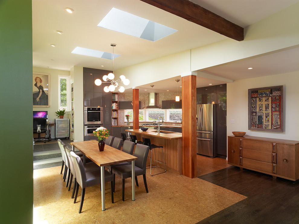 Idéer för ett mellanstort modernt kök med matplats, med vita väggar, korkgolv och brunt golv