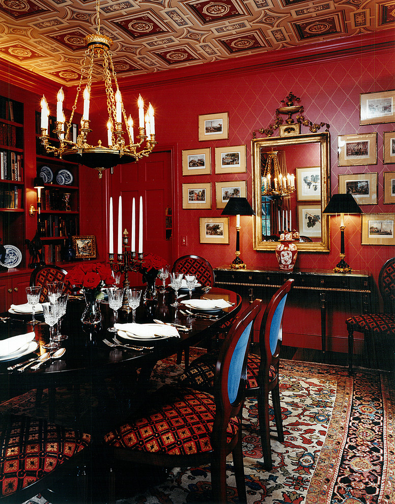 Inspiration pour une salle à manger traditionnelle avec un mur rouge.