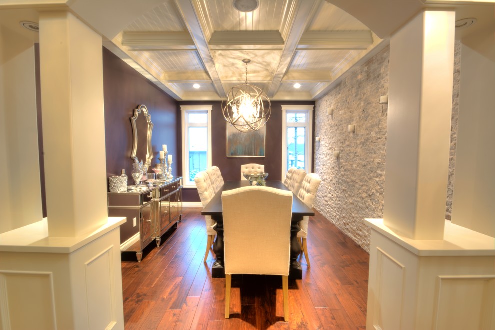 Foto di una sala da pranzo moderna chiusa e di medie dimensioni con pareti marroni, pavimento in legno massello medio e pavimento marrone