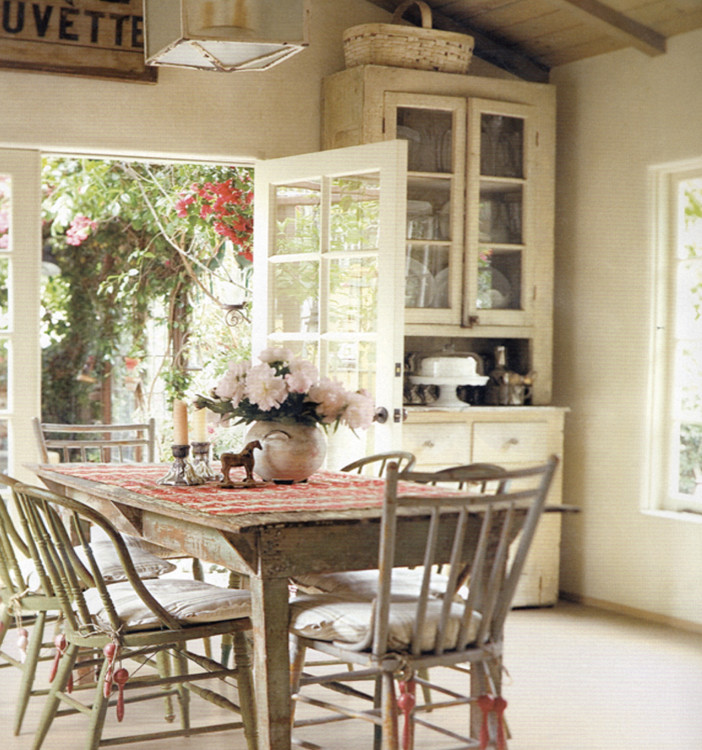 Design ideas for a shabby-chic style dining room in Los Angeles.