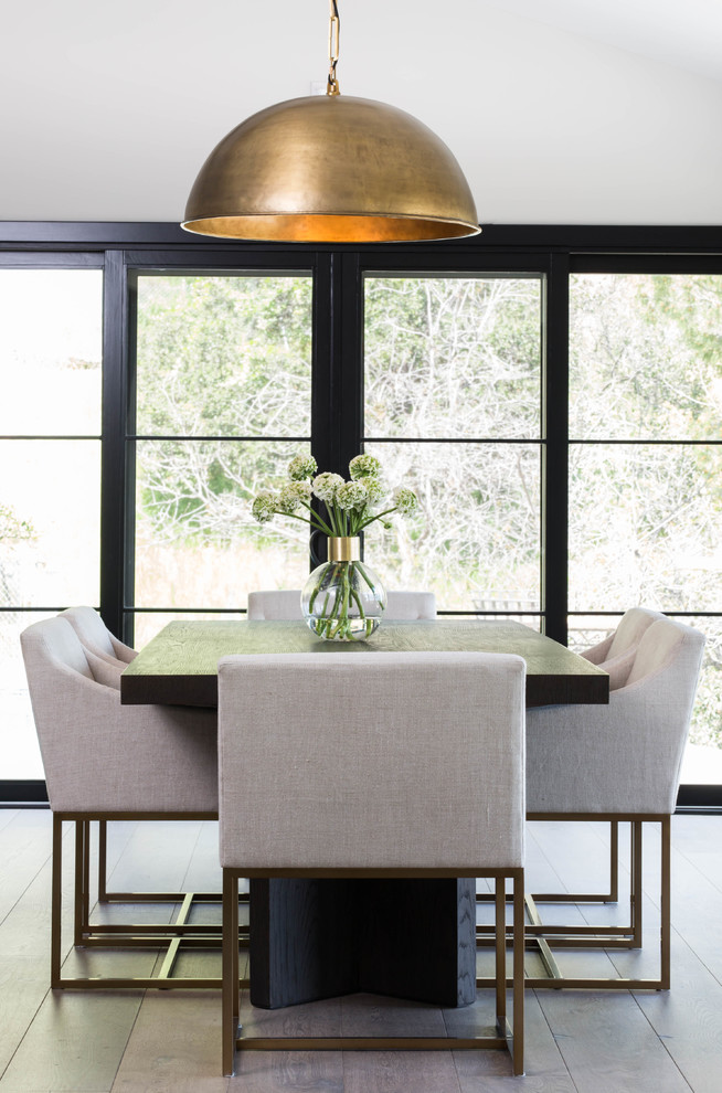 Große Moderne Wohnküche mit grauer Wandfarbe, braunem Holzboden und grauem Boden in Los Angeles