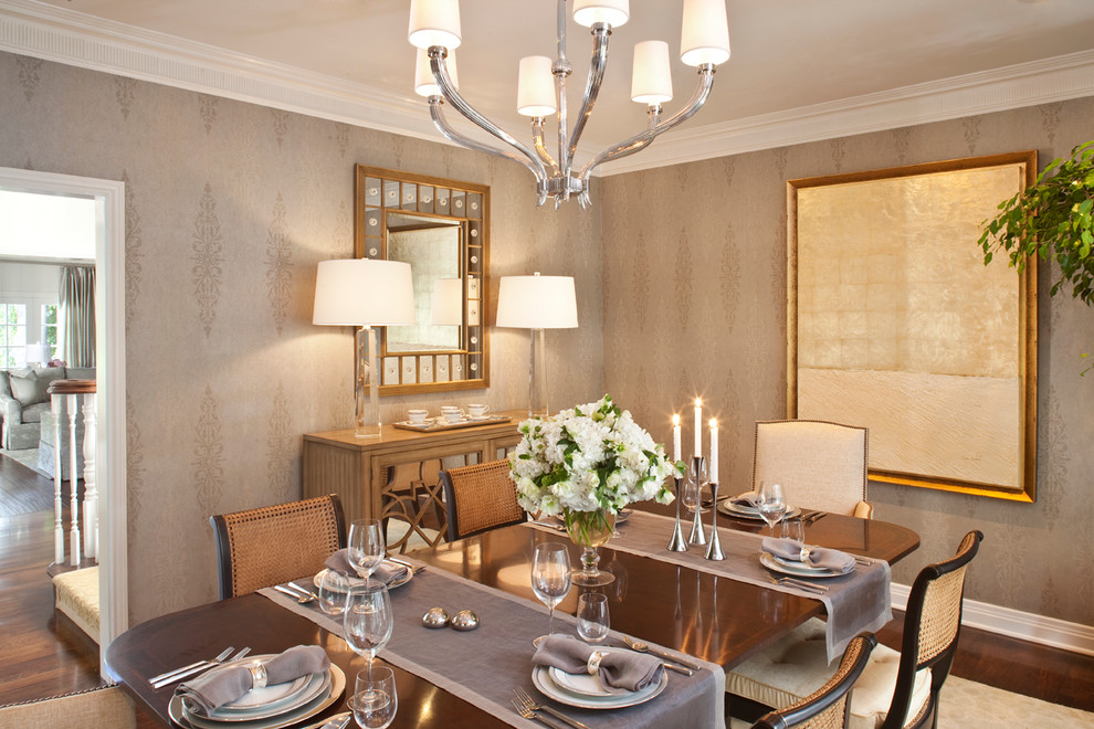 Idée de décoration pour une salle à manger tradition avec un mur gris, parquet foncé et éclairage.