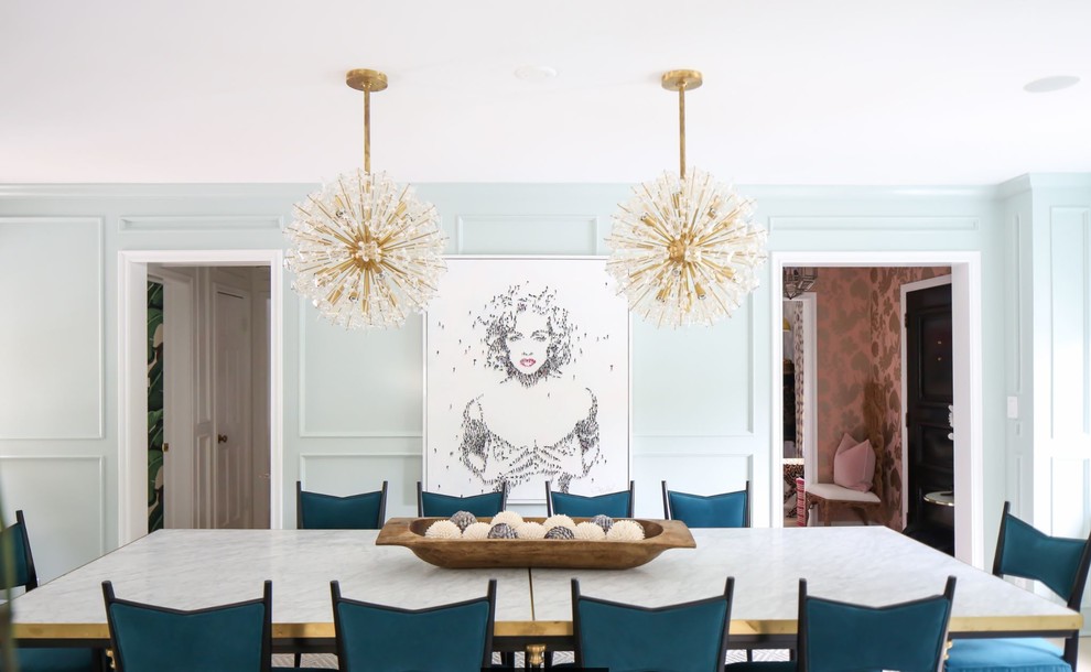 Idee per una grande sala da pranzo moderna con pareti blu