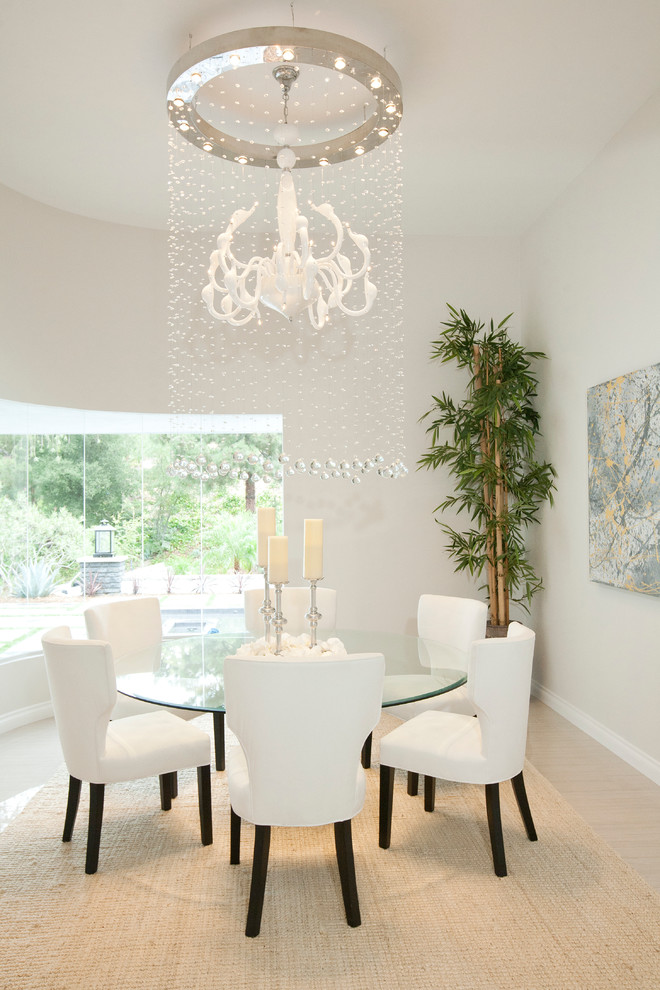 Immagine di una sala da pranzo contemporanea con pareti bianche