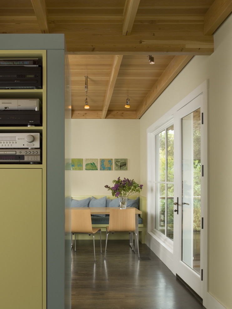 Esempio di una sala da pranzo aperta verso la cucina minimalista di medie dimensioni con pareti beige e parquet scuro