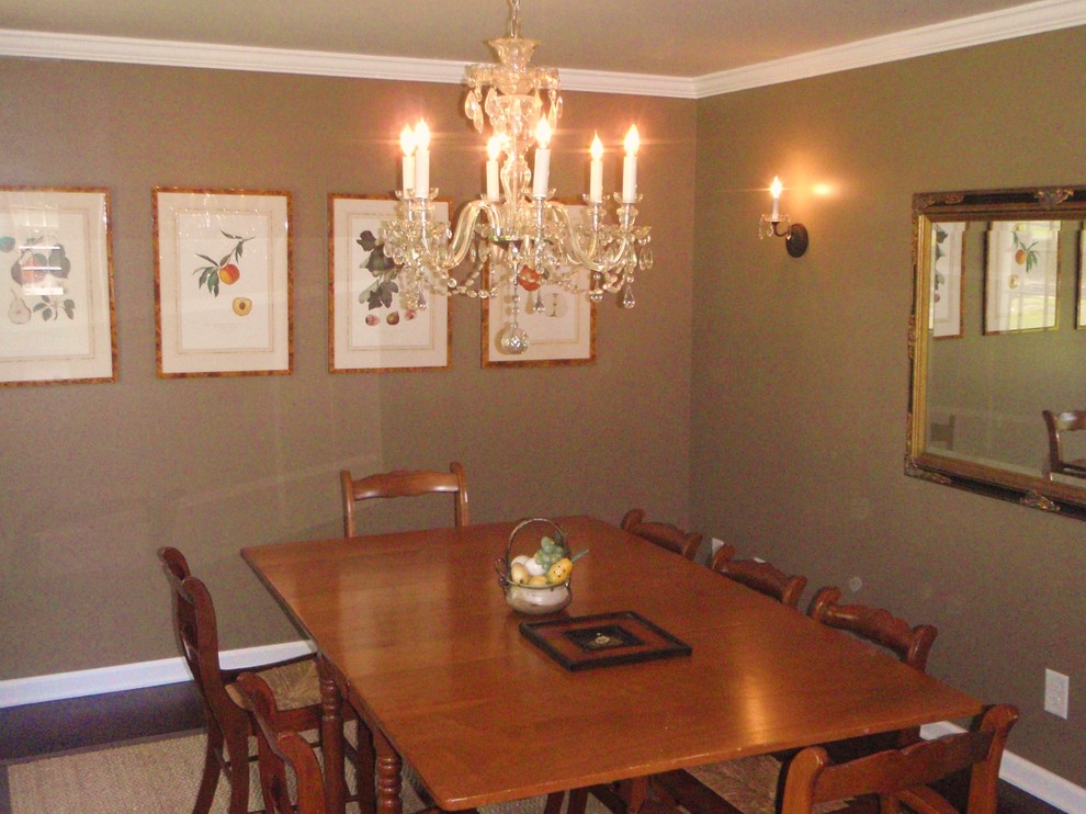 Dining room - transitional dining room idea in Columbus