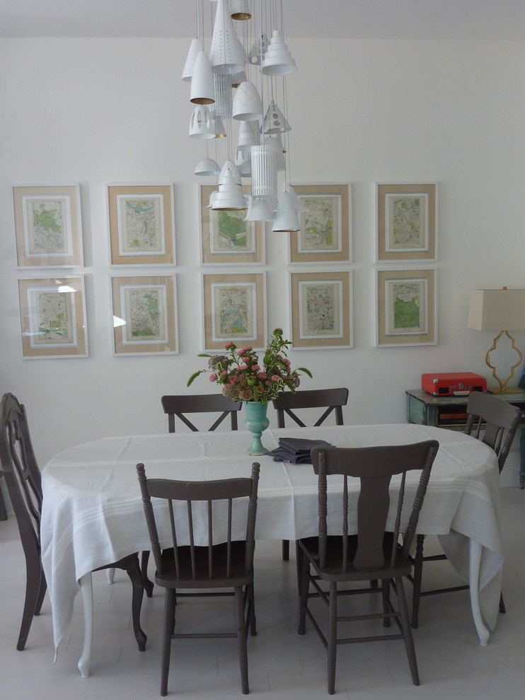 Свежая идея для дизайна: кухня-столовая среднего размера в классическом стиле с белыми стенами, светлым паркетным полом и белым полом без камина - отличное фото интерьера