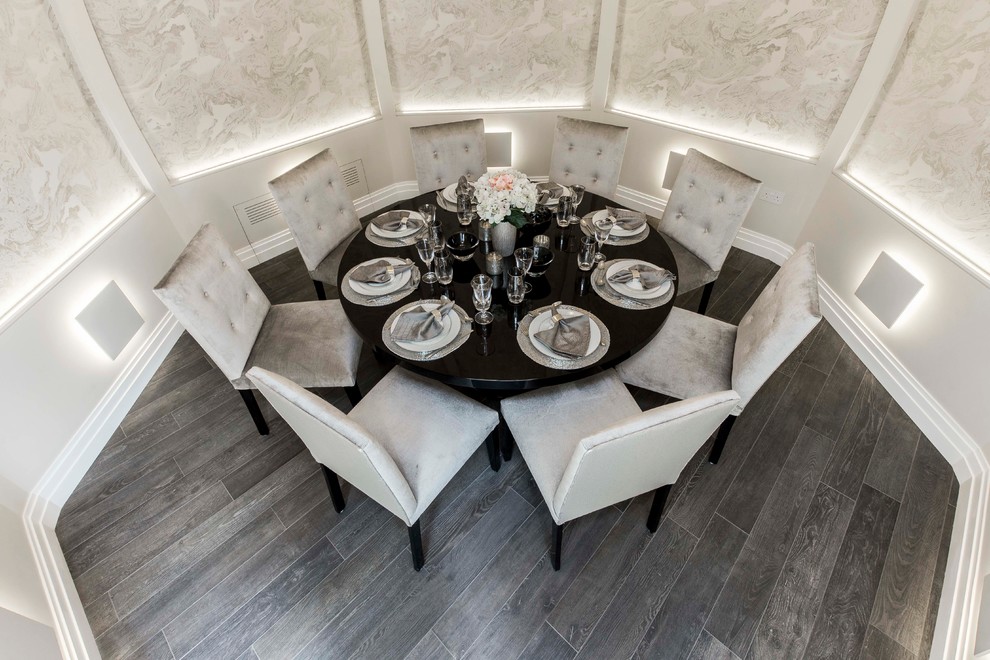 Aménagement d'une grande salle à manger ouverte sur le salon contemporaine avec un sol en carrelage de porcelaine.