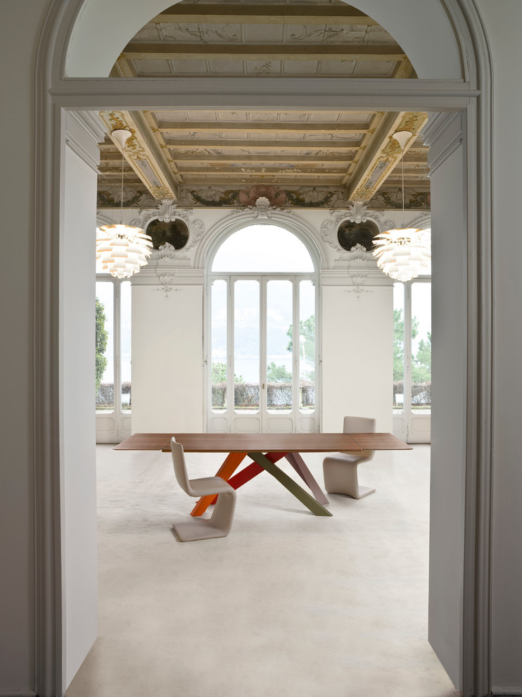 Modern inredning av en stor separat matplats, med beige väggar, heltäckningsmatta och beiget golv