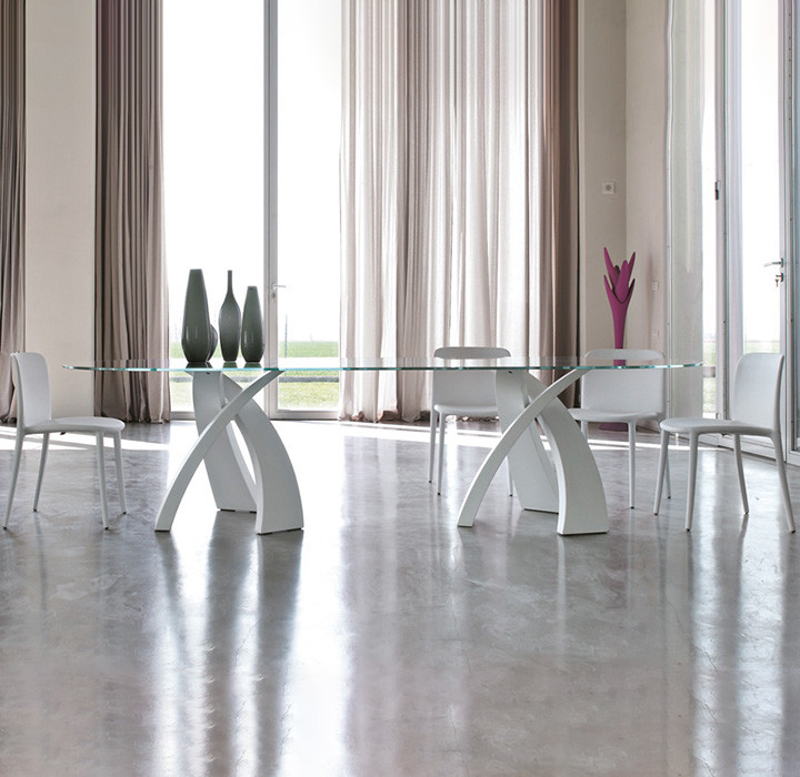Esempio di una grande sala da pranzo aperta verso il soggiorno minimal con pareti beige e pavimento bianco