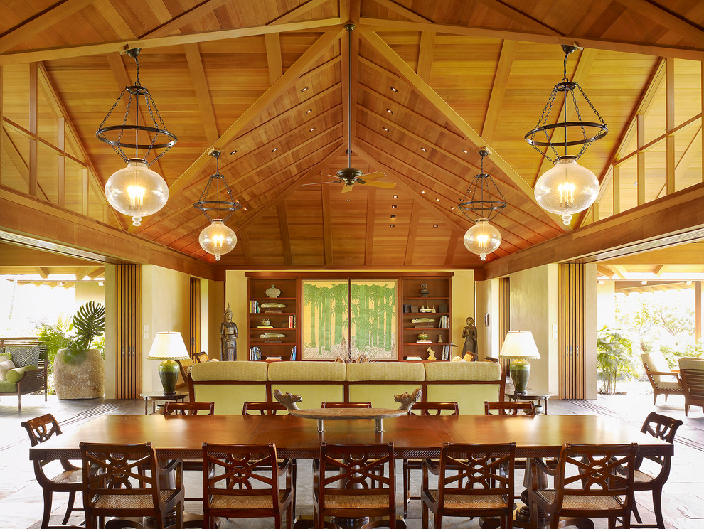 Foto di una sala da pranzo aperta verso il soggiorno tropicale