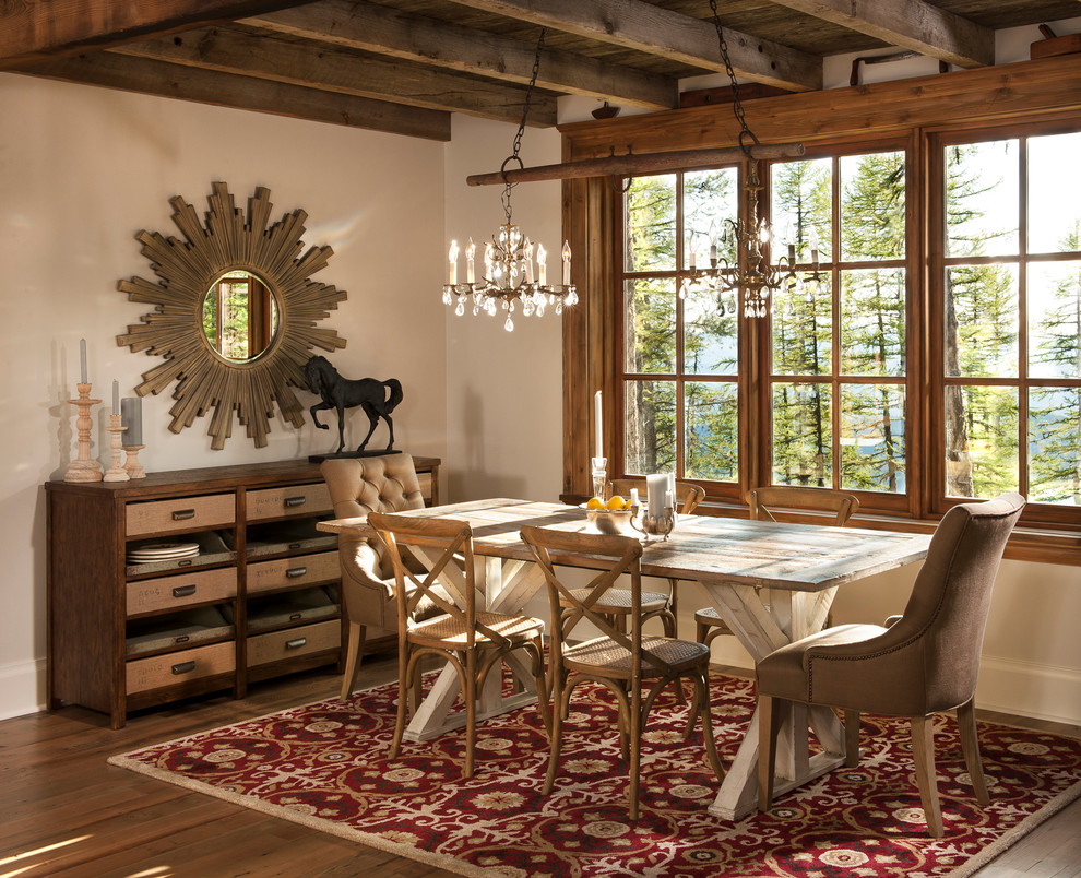 Exemple d'une salle à manger montagne avec un mur blanc et un sol en bois brun.