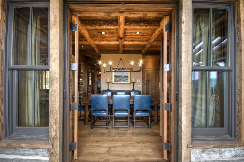 Idee per una sala da pranzo aperta verso la cucina classica di medie dimensioni con pareti beige e pavimento in legno massello medio
