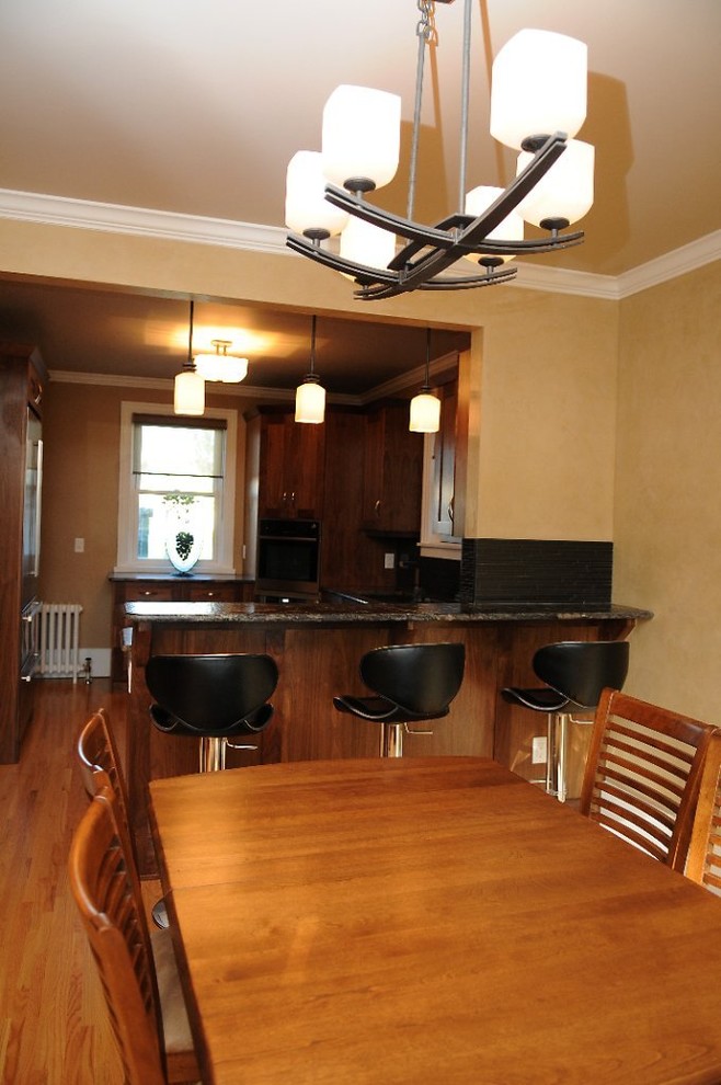 Foto di una sala da pranzo aperta verso la cucina minimal di medie dimensioni con pareti beige e pavimento in legno massello medio